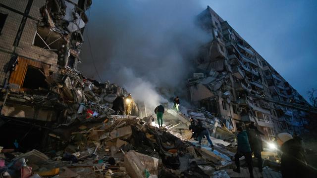 Serangan Rudal Rusia Hantam Gedung Apartemen di Dnipro, 12 Orang Tewas