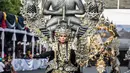 Peserta memakai kostum adat Indonesia dalam parade Jember Fashion Carnaval 2017 di pulau Jawa timur (13/8). Para perancang membuat kostum dengan pengaruh tradisional Palembang, Toraja, Borneo, Papua, Lampung, Bali dan Betawi. (AFP Photo/Juni Kriswanto)