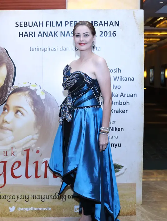 "Seperti pada saat stress jangan sampai nyiksa anak sampai kaya gitu. Kalau dari saya yang pasti, saya sebagai ibu juga harusnya kalau melihat anaknya nangis itu ditanyakan 'Ada apa?', jadi ngerti," ujar Roweina. (Galih W. Satria/Bintang.com)