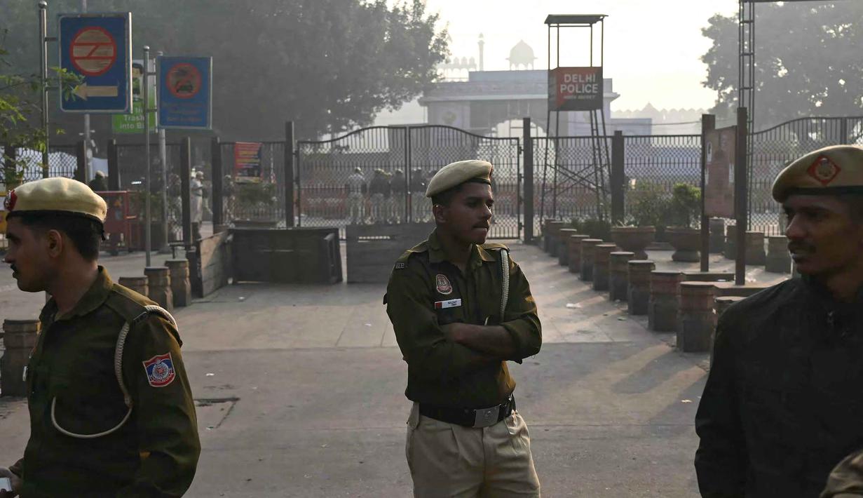Petugas kepolisian berjaga di lokasi ledakan setelah terjadi ledakan di dekat Red Fort di kawasan kota tua Delhi pada 11 November 2025. Sebuah mobil meledak di dekat Benteng Merah (Red Fort) di New Delhi pada Senin (10/11/2025) sore waktu setempat. (Arun SANKAR/AFP)