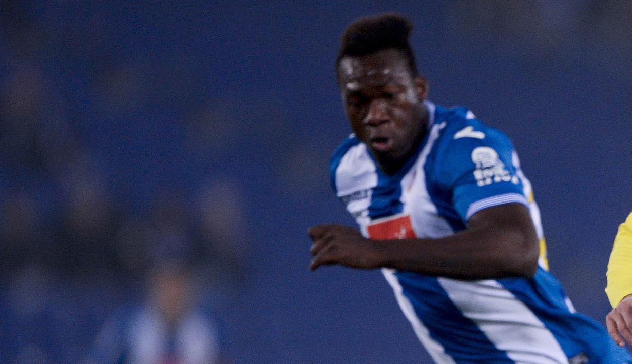 Pemain Espanyol, Felipe Caicedo mencetak satu gol saat timnya megalahkan Athletic Bilbao 2-1  Pada Lanjutan La Liga Spanyol, di the Cornella-El Prat, Minggu (20/3/2016) dini hari WIB. (AFP/Josep Lago)