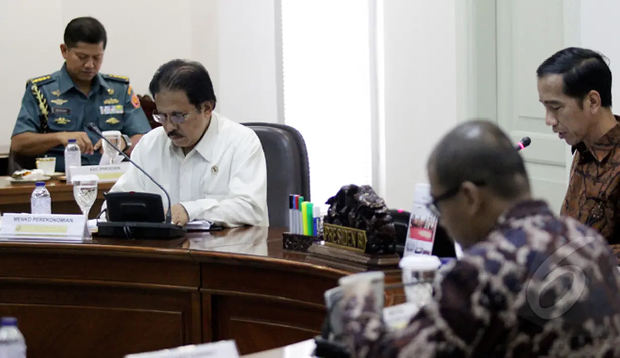 Presiden Joko Widodo (kanan) mengikuti rapat terbatas bersama dengan sejumlah menteri dan direktur utama BPJS di Komplek Istana Kepresidenan, Jakarta (27/2/2015). Rapat membahas tentang keluhan masyarakat mengenai biaya BPJS. (Liputan6.com/Faizal Fanani) 