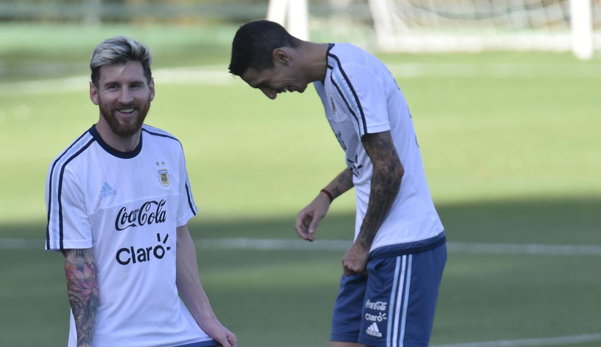 Lionel Messi (kiri) dan Angel Di Maria menikmati sesi latihan sebelum laga kualifikasi Piala Dunia 2018 melawan Brasil di Atletico MG Training Center, Vespasiano, Minas Gerais, Brasil, (8/11/2016). (AFP/Douglas Magno)