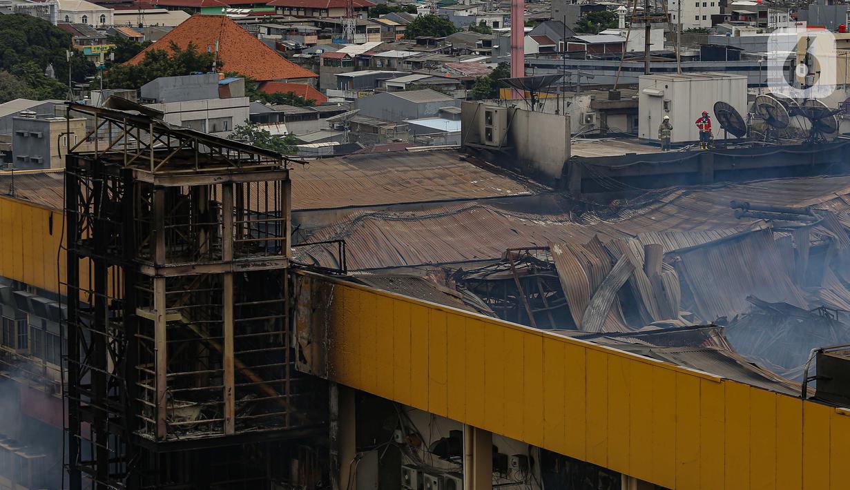 Upaya pemadaman api memakan waktu hingga sekitar 12 jam. (Liputan6.com/Angga Yuniar)