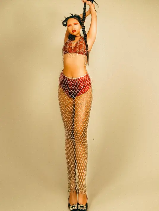 Ia tak ragu tampil dengan busana yang membuatnya nyaman dan percaya diri. Seperti halnya yang ia kenakan dalam pemotretan terbaru. [Instagram najandmm]