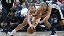 Pemain Miami Heat, Kelly Olynyk (tengah) berebut bola dengan pemain San Antonio Spurs, Manu Ginobili (kanan) pada laga NBA basketball game di Miami, (25/10/2017). Spurs kalahkan Heat 117-100. (AP/Wilfredo Lee)