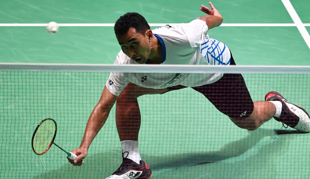 Pebulu tangkis putra Indonesia, Tommy Sugiarto berusaha mengembalikan kok ke tunggal putra India, Sai Praneeth Bhamidipati pada babak perempat final Jepang Terbuka 2019 di Tokyo, Jumat (26/7/2019). Tommy Sugiarto gagal melaju ke semifinal setelah kalah 12-21 dan 15-21. (Toshifumi KITAMURA/AFP)