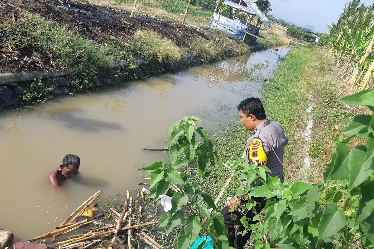 Bhabinkamtibmas mengevakuasi lansia yang berendam dua hari di sungai di Pemalang. (Foto: Liputan6.com/Polres pemalang)
