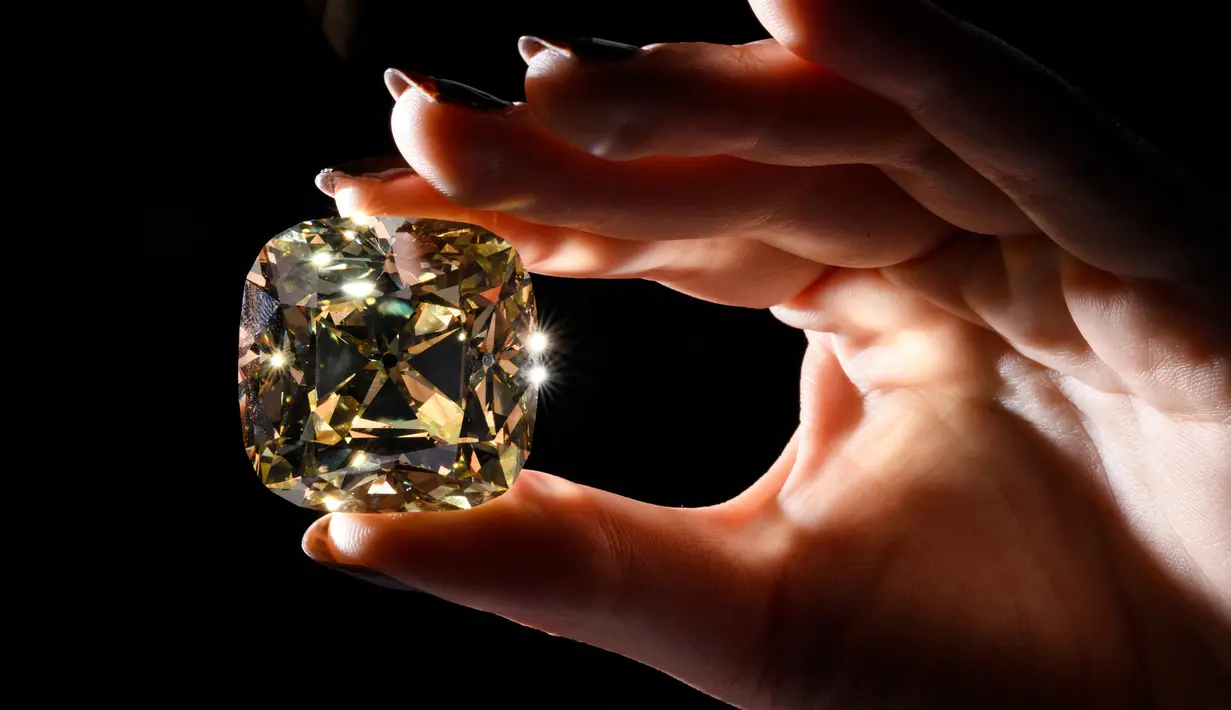 <p>'The Red Cross Diamond', sebuah berlian mewah berwarna kuning pekat berbentuk bantal dengan berat 205,07 karat yang akan ditawarkan oleh Rumah Lelang Christie di Jenewa, Swiss, 11 Mei 2022. Sebagian dari hasil penjualan berlian akan disumbangkan kepada Komite Palang Merah Internasional. (Fabrice COFFRINI/AFP)</p>