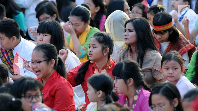 Sejumlah anak-anak bersiap mengikuti gelaran Harmoni Indonesia 2018 di Kompleks Gelora Bung Karno, Jakarta, Minggu (5/8). Harmoni Indonesia adalah bernyanyi bersama secara serentak lagu-lagu kebangsaan di 34 kota. (Liputan6.com/Helmi Fithriansyah)