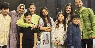 Raffi Ahmad dan Nagita Slavina nampak merayakan Idul Adha di rumah barunya. Rieta Amilia ibu Nagita dan Mertua Raffi pun hadir mengenakan gamis warna ungu serasi dengan kerudungnya. @nissyaa