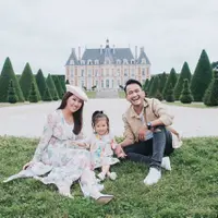 Momen liburan panjang digunakan Ruben Onsu dan Sarwendah dengan pergi ke Paris. Seaakan ingin berbagi kebahagiaan dengan penggemarnya, mereka mengunggah beberapa foto liburan di media sosial. (Foto: instagram.com/ruben_onsu)