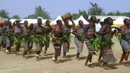 Sejumlah penari memperlihatkan tarian budaya Kpak dari Kagoro saat parade tahun baru di Kaduna, Nigeria (1/1/2016). Sejumlah daerah di Nigeria ikut berpartisipasi meramaikan acara tersebut. (Reuters) 