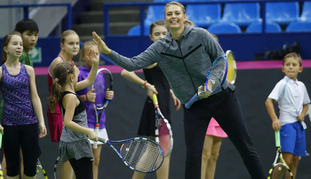 Petenis putri Rusia, Maria Sharapova, memberikan pelatihan tenis kepada anak-anak di Moskow, Rusia, (5/2/2016). (AFP/Andrei Golovanov)