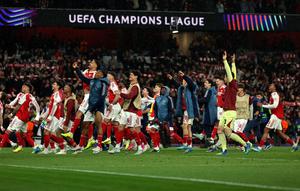 Pemain Arsenal merayakan keberhasilan melangkah ke final Liga Champions usai meraih kemenangan 1-0 atas Atletico Madrid pada leg kedua semifinal di Emirates Stadium, Rabu (6/5/2026) dini hari WIB. Arsenal lolos ke final dengan kemenangan agregat 2-1. (Adrian Dennis / AFP)