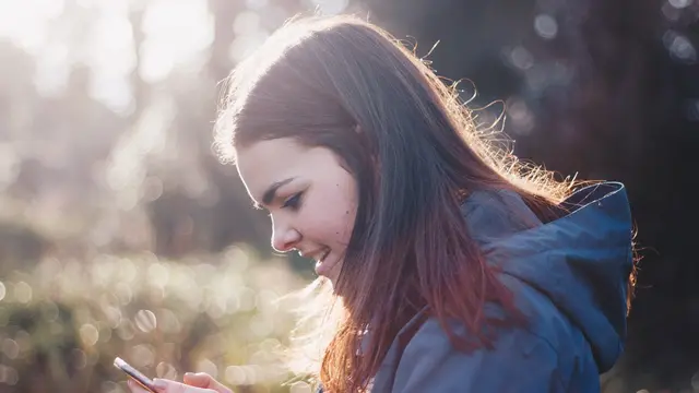 [Bintang] Kata Astrologer: 4 Zodiak yang Sering Ketahuan Stalking IG Mantan