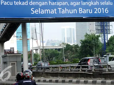 Pengendara motor melintas di Jalan Gatot Subroto, Jakarta, Jumat (1/1/2016). Di hari libur, usai perayaan pergantian tahun 2016, sejumlah ruas jalan protokol di Jakarta terlihat lengang. (Liputan6.com/Helmi Fithriansyah)