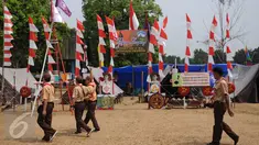 Warga binaan melintas di depan tenda saat mengikuti Perkemahan Pemasyarakatan se-Jawa dan Lampung 2015 di Buperta Cibubur Jakarta, Rabu (26/8). 480 warga binaan mengikuti Perkemahan Pemasyarakatan se-Jawa dan Lampung 2015.(Liputan6.com/Helmi Fithriansyah)
