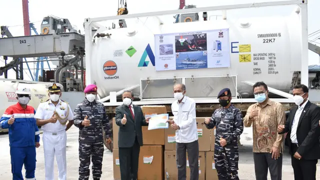 Duta Besar India untuk Indonesia, Manoj Kumar Bharti menyerahkan 100 MT Oksigen Medis Cair (Liquid Medical Oxygen) dan 300 Konsentrator Oksigen (Oxygen Concentrators) kepada Indonesia. (Kedubes India)