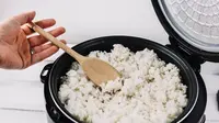 Pemerintah akan membagikan secara gratis Alat Memasak Berbasis Listrik (AML) yang berbentuk penanak nasi (rice cooker). Foto: Freepik