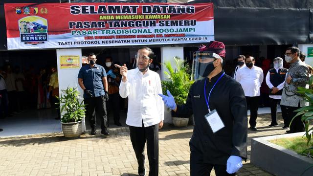 Presiden Joko Widodo atau Jokowi mengunjungi Pasar Tradisional Kecamatan Rogojampi Kabupaten Banyuwangi, Kamis (25/6/2020)