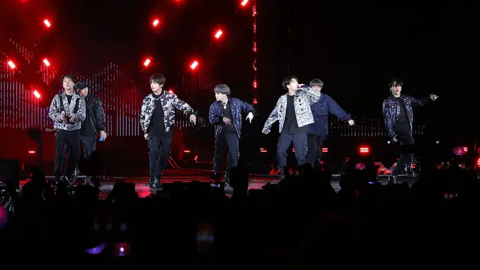 Penampilan BTS dalam Balutan Dior untuk World Tour