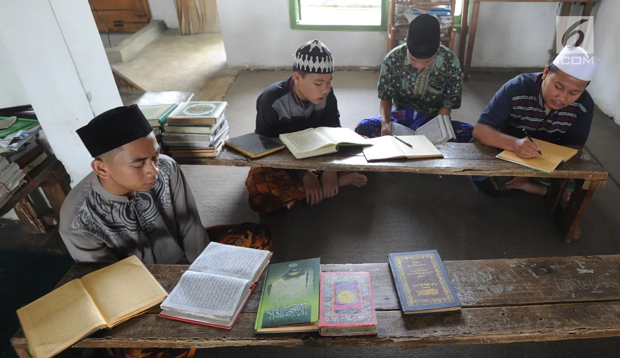 Santri mengaji Kitab Kuning di Pondok Pesantren Almiizan, Kabupaten Bogor, Jawa Barat, Senin, (20/5/2019). Al Quran mini di pasentren ini merupakan barang bersejarah peninggalan Pangeran Wijaya Kusuma salah satu pahlawan yang berjuang pada zaman kolonial Belanda. (merdeka.com/Arie Basuki)