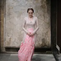 Gaya Cantik Luna Maya saat Prosesi Siraman