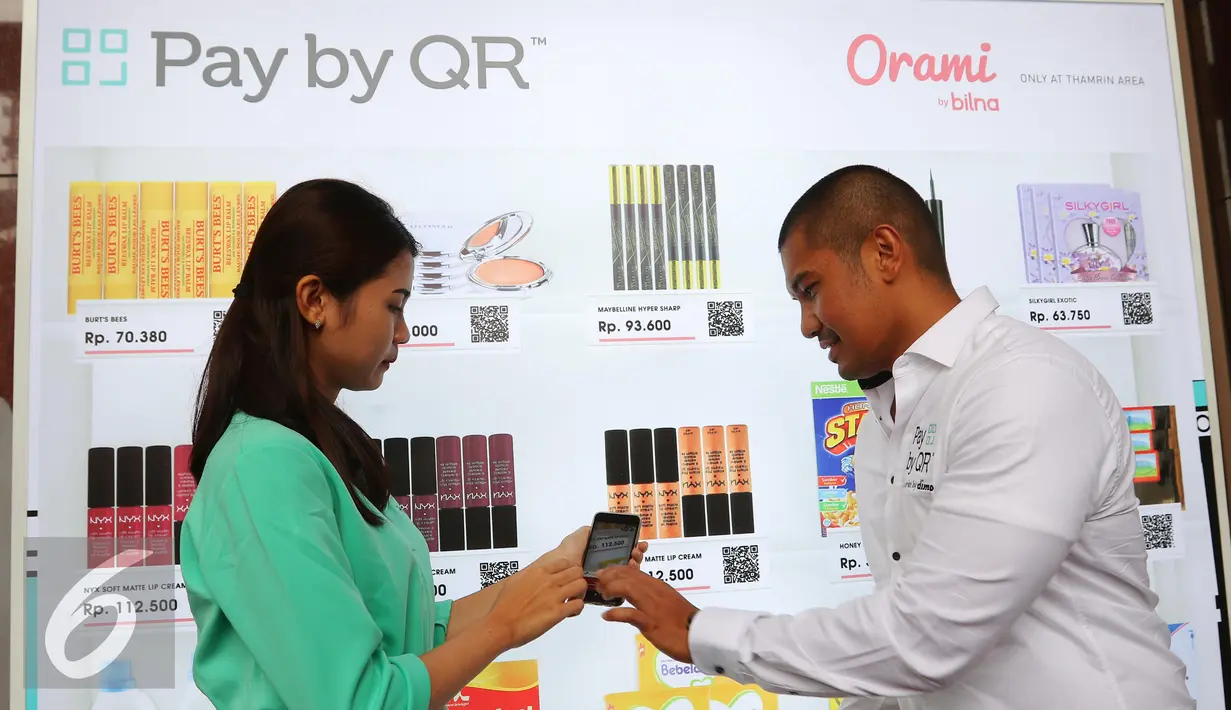 CEO Dimo Pay Indonesia Brata Rafly (kanan) mengajarkan penggunaan QR Store saat Dimo Pop Up Market di Jakarta, Selasa (26/4). Dimo Pay Indonesia, startup mobile payment, memperkenalkan solusi pembayaran digital Pay by QR. (Liputan6.com/Angga Yuniar)