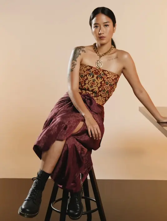 <p>Chef Renatta Moeloek mengenakan kemben dan skirt dari tenun Sumba dan tenun ATBM, ia memadukannya dengan boots warna hitam serta aksesori kalung liontin besar emasnya. @william.gautama.</p>