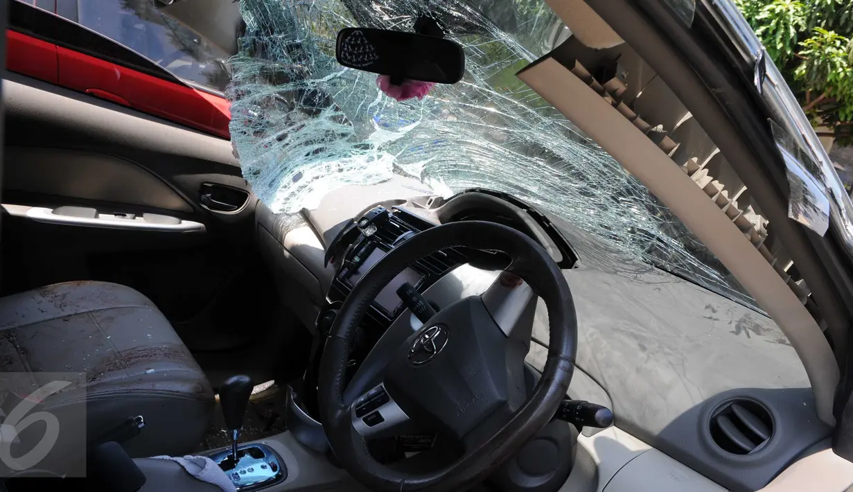 Kondisi bagian dalam mobil yang menabrak pejalan kaki di Jalan Boulevard Artha Gading, Jakarta, Sabtu (9/1/2016). Akibat kejadian tersebut, satu pengendara sepeda dan satu pejalan kaki meninggal di lokasi. (Liputan6.com/Helmi Afandi)