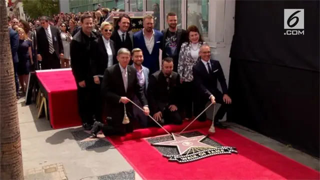 N'SYNC melakukan reuni sekaligus menyaksikan nama grup mereka tertulis di Hollywood Walk of Fame.