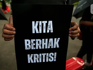 Anggota Jaringan Solidaritas Korban untuk Keadilan (JSKK) melakukan Aksi Kamisan ke-795 di seberang Istana Merdeka, Jakarta, Kamis (16/11/2023). Dalam aksi tersebut, mereka meminta menghentikan kriminalisasi dan segala bentuk serangan terhadap pembela HAM sekaligus menyoroti proses persidangan kepada dua pembela HAM, Haris Azhar dan Fatia Maulidiyanti, yang dikriminalisasi semata-mata karena menyampaikan kritikan terhadap pejabat publik. (Liputan6.com/Faizal Fanani)