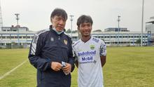 Legenda Persib Bandung, Robby Darwis, berfoto bersama pemain muda Maung Bandung yang memiliki kemiripan nama dengannya, Robi Darwis. (Bola.com/Erwin Snaz)