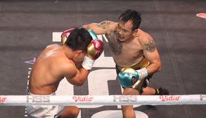 Rudy Golden Boy memberikan pukulan telak ke wajah Paris Pernandes pada laga HSS Series 6 di W Superclub Gatsu, Jakarta, pada Senin (10/11/2025) dini hari WIB. (Bola.com/M Iqbal Ichsan)