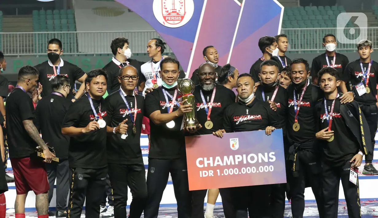 Manager Persis Solo, Jacksen F Tiago (tengah-depan) usai laga Final Liga 2 Indonesia 2021 melawan Rans Cilegon United di Stadion Pakansari, Bogor, Kamis (30/12/2021). (Liputan6.com/Helmi Fithriansyah)