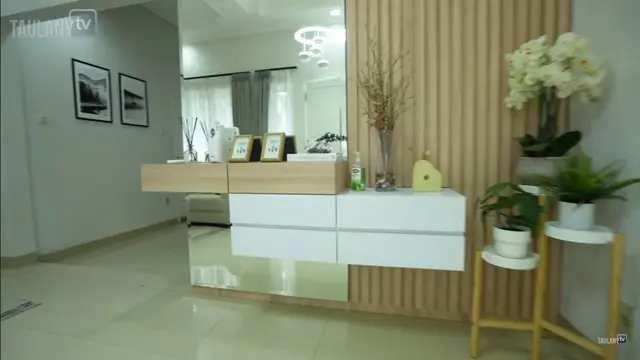 Ruang tamu rumah Kiky Saputri. (YouTube TAULANY TV)