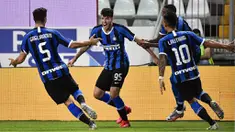 Pemain Inter Milan, Alessandro Bastoni, melakukan selebrasi usai membobol gawang Parma pada laga Serie A di Stadion Ennio Tardini, Minggu (28/6/2020). Inter Milan menang 2-1 atas Parma. (AP/Marco Alpozzi)