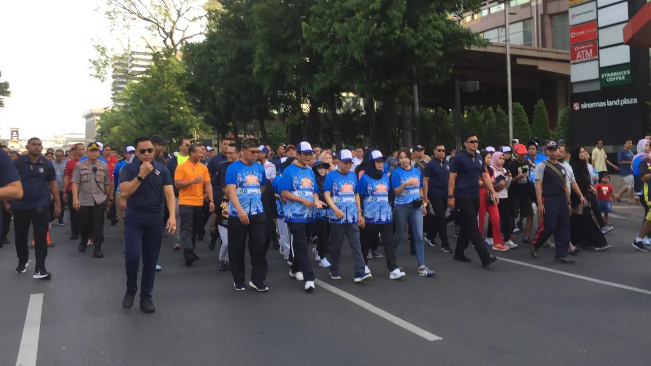 Wapres Ma'ruf Amin mengikuti jalan santai di kawasan CFD, Minggu (17/11/2019). (Lizsa Egeham)