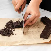 ilustrasi memotong coklat/Ika Rahma H/Shutterstock