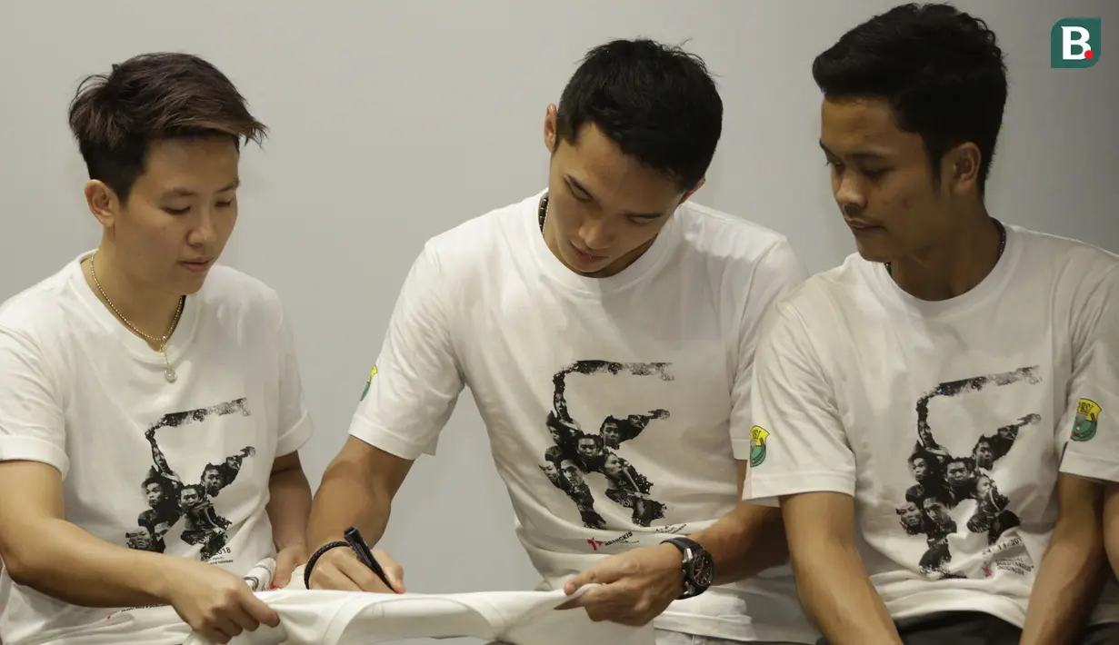 Pebulutangkis, Liliyana Natsir, Jonathan Christie dan Anthony Ginting, saat lelang untuk Palu dan Donggala di Grand Indonesia, Jakarta, Sabtu (24/11). Pebulutangkis Indonesia lelang barang untuk bantu korban bencana alam. (Bola.com/Vitalis Yogi Trisna)