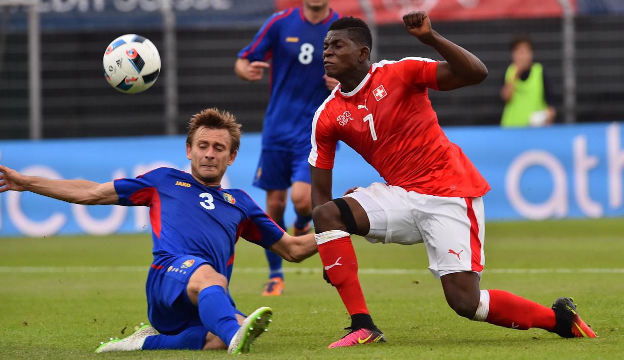 Breel Embolo, pemain berusia 19 tahun ini tampil bagus bersama FC Basel dan sudah 10 kali memperkuat Timnas Swiss. Piala Eropa 2016 akan menjadi turnamen besar pertamanya. (AFP/Giuseppe Cacace)
