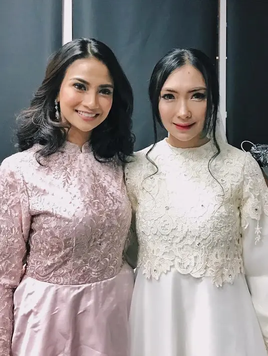 lebaran. Ketupat dan opor ayam adalah hidangan yang tak pernah absen setiap tahunnya. (Instagram/vanessaangelofficial)