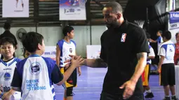 Seorang anak melakukan tos sebelum mengikuti pelatihan basket oleh Jr NBA di Cilandak Sports Center, Jakarta, Sabtu (24/3/2018). Jr NBA program pembinaan global memperkenalkan basket kepada anak-anak. (Bola.com/Asprilla Dwi Adha)