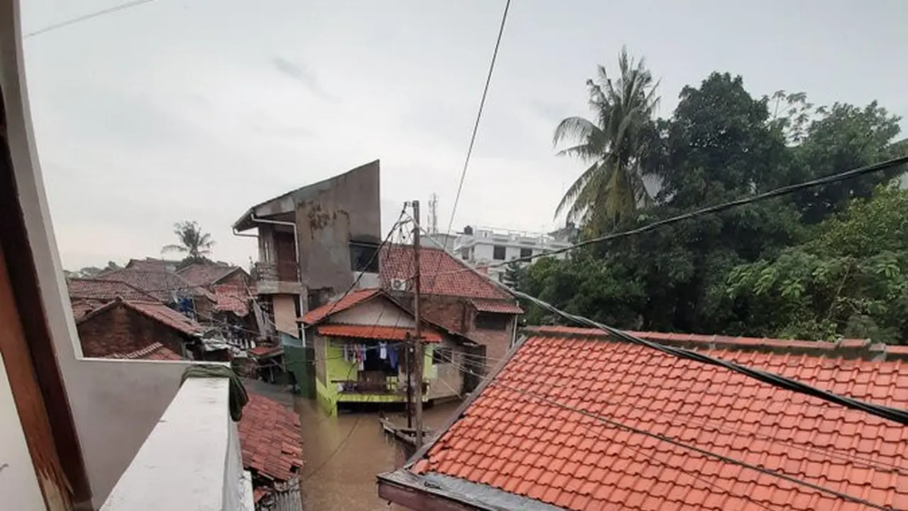 Banjir setinggi 2,5 meter merendam sejumlah rumah di Jalan Condet Raya, Jakarta Timur.