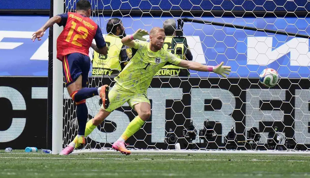 Pemain Spanyol Pedro Porro mencetak gol kedua timnya melewati kiper Austria Alexander Schlager selama pertandingan sepak bola babak 32 Piala Dunia antara Spanyol dan Austria di Inglewood, California, dekat Los Angeles, Kamis, (02/07/2026). (AP Photo/Jae C. Hong)