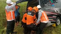 Petugas Basarnas tengah mengevakuasi salah satu korban laka tunggal di Km 185 tol Cipali. (Ist)