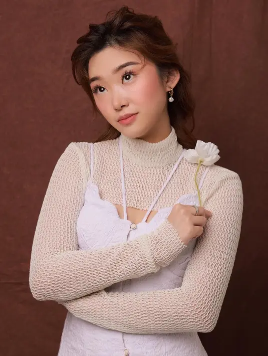 Semakin tenarnya Livy, semakin membuat banyak orang terkesima dengan setiap gaya pemotretan yang ia jalani. Ya, Livy sering lakukan pemotretan untuk mengabadikan potret cantiknya. Outfit putih kian menyempurnakan penampilan Livy yang tampak elegan. (Liputan6.com/IG/@livyrenata)
