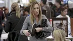 Seorang wanita membawa sejumlah sepatu yang dijual dengan harga murah selama perayaan Black Friday di Macy Herald Square, New York,(26/11). Black Friday jatuh pada sehari tepat setelah perayaan Thanksgiving. (REUTERS/Andrew Kelly)