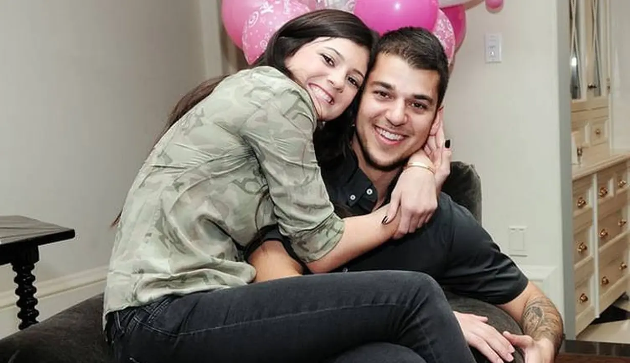 "Rob kini lebih dekat dengan Kylie Jenner dan sudah berusaha keras untuk menurunkan berat badan agar kepercayaan dirinya kembali," ujar seorang sumber. (famoza.net)